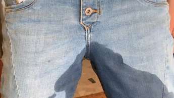 Mein erster Jeans-Piss – direkt vor meiner Haustür konnte ich es nicht mehr halten!