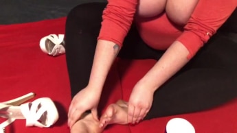 Teenie Fußmassage mit Titten verwöhnen