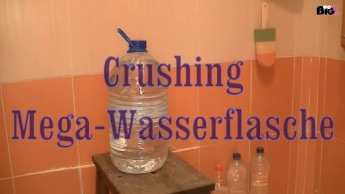 crushing Mega-Wasserflasche