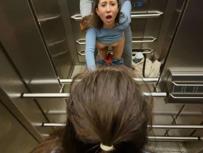 Riskanter Fick im Fahrstuhl