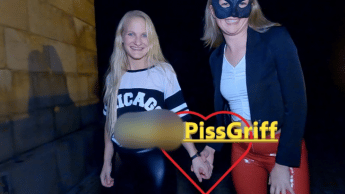Doppelte Pissladung im Pussy Piss Griff