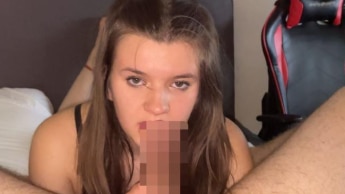 18 jährige Freundin wird HART GEFICKT und schluckt ALLES!