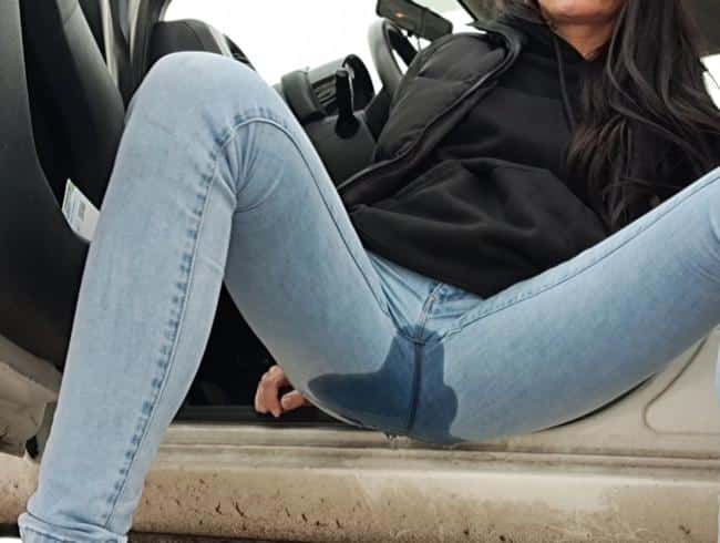 Auf die Schnelle am Auto in die Jeans gepinkelt. ????????