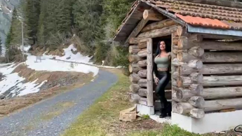 Heidi mit den geilen Bergen lutscht gerne an großen Zwergen