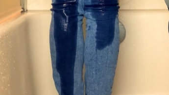 Voll auf den Hintern 1 – Blaue Jeans, schwarze Knöchelsocken – ShortClip (kein Ton)