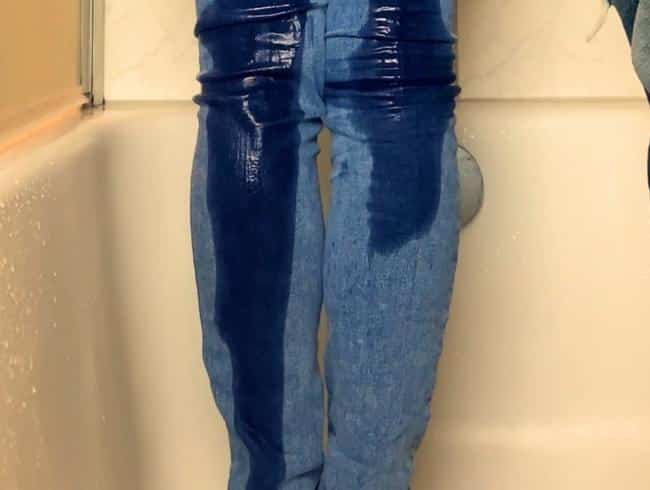 Voll auf den Hintern 1 – Blaue Jeans, schwarze Knöchelsocken – ShortClip (kein Ton)