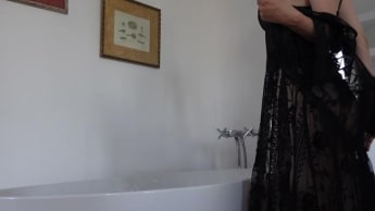 Augen verdreht vor Geilheit… mit Massagestab in der Badewanne