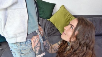 Deutsches Tattoo Model mit gespaltener Zunge beim Porno Casting