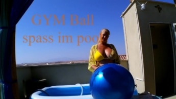 GYM Ball Spass im Pool