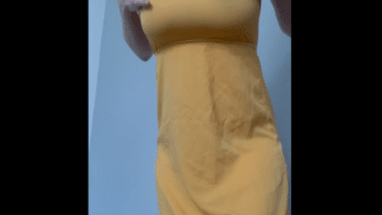 gelbes Kleid, in dem ich einen Striptease ohne BH zeige.