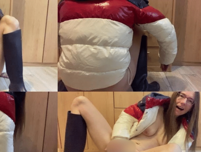 Dildo anal in Jacke und Gummireitstiefeln (Wunschvideo)