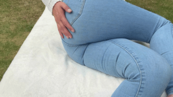 Nasse Wärme im Garten – Jeans eingenässt