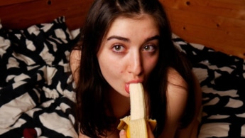 Passt sie ganz in meine enge Pussy ?! Mit Banane zum Orgasmus gefickt !!