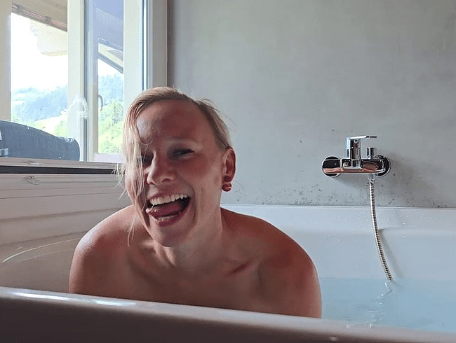 Mit Spielzeug in der Badewanne