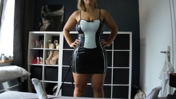 MILF in Latex/Gummikleid und HighHeels reitet, bläst und schluckt Sperma