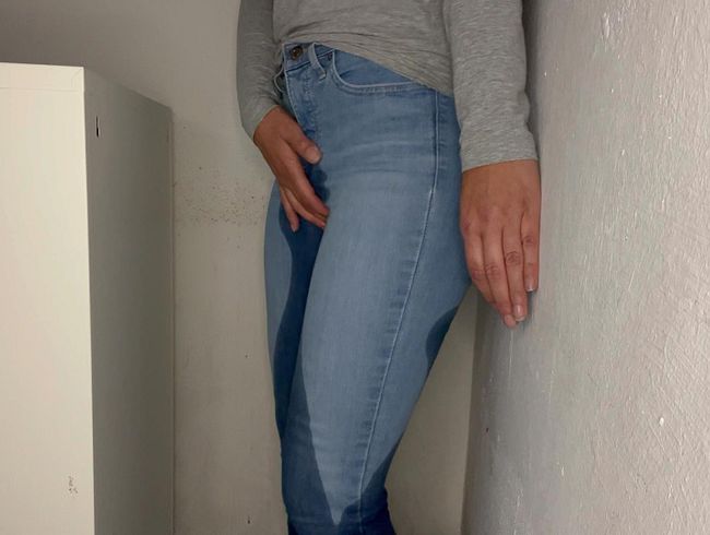 Vom Nachbarn fast in vollgepisster Jeans erwischt