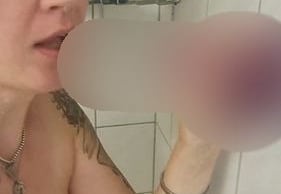 Blowjob in der Dusche mit einem Dildo