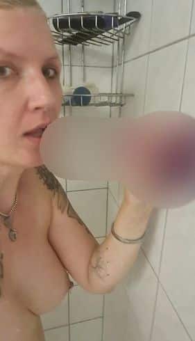 Blowjob in der Dusche mit einem Dildo