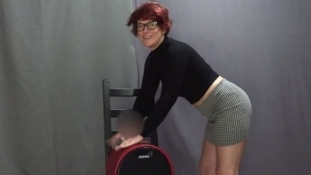 Die Sekretärin reitet den Sybian