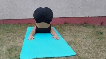 Geiler Yogaübungen mit Plug im Arsch !! Das war so geil.