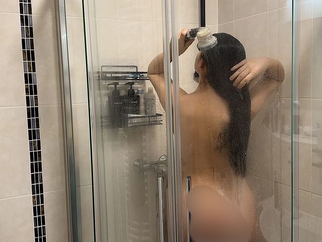 Mitbewohnerin schließt ihre Tür nicht ab?! Creampie in der Dusche!