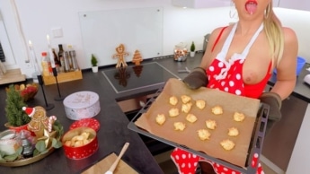 Perverses PLÄTZCHEN BACKEN mit stiefMUTTI | Da SPRITZT der Bubi (18+) gleich 2MAL! 3LOCH FICK