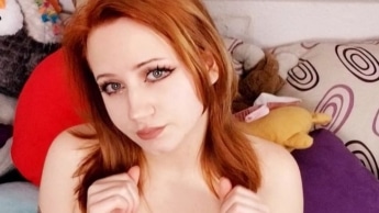 Teen masturbiert hart mit Dildo